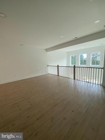 6 MEADE DR, West Windsor, NJ 08550