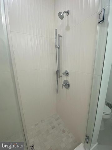 6 MEADE DR, West Windsor, NJ 08550