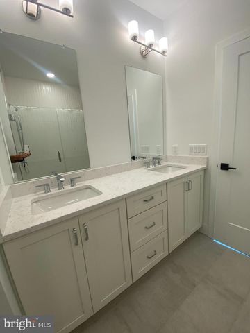 6 MEADE DR, West Windsor, NJ 08550