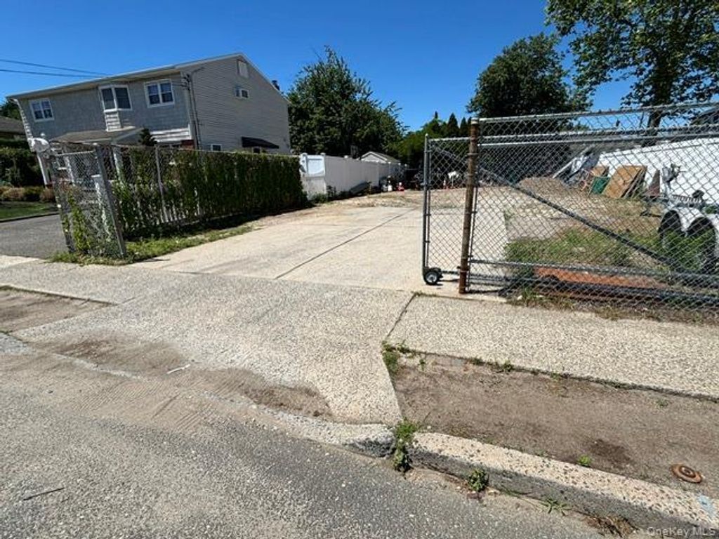 623 stewart Avenue, Bethpage, NY 11714 — photo 3