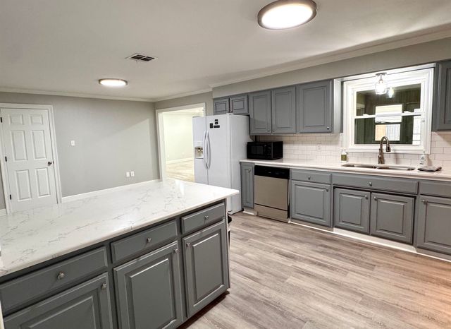 1017 Hickory St, Morgan City, LA 70380