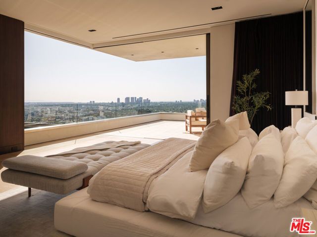 1305 Collingwood Place, Los Angeles, CA 90069