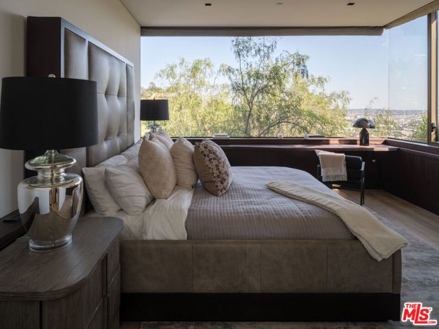 1305 Collingwood Place, Los Angeles, CA 90069