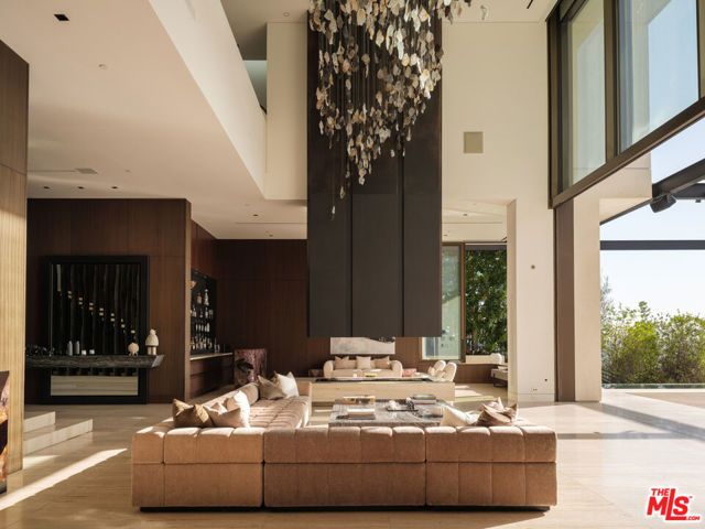 1305 Collingwood Place, Los Angeles, CA 90069