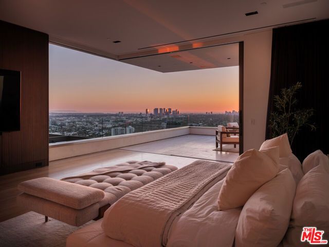 1305 Collingwood Place, Los Angeles, CA 90069