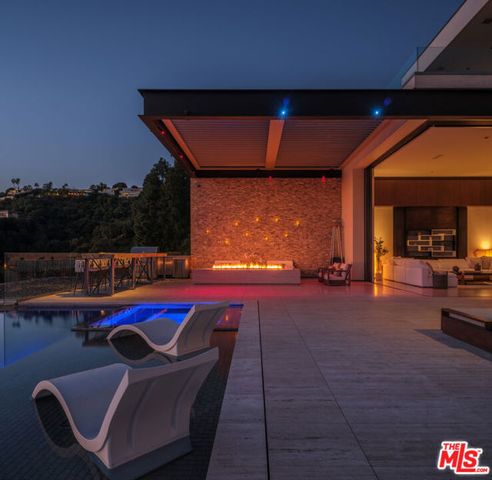 1305 Collingwood Place, Los Angeles, CA 90069