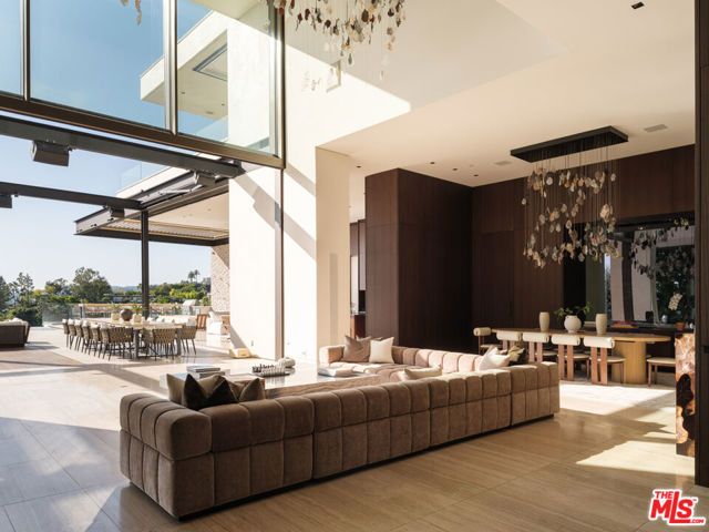 1305 Collingwood Place, Los Angeles, CA 90069