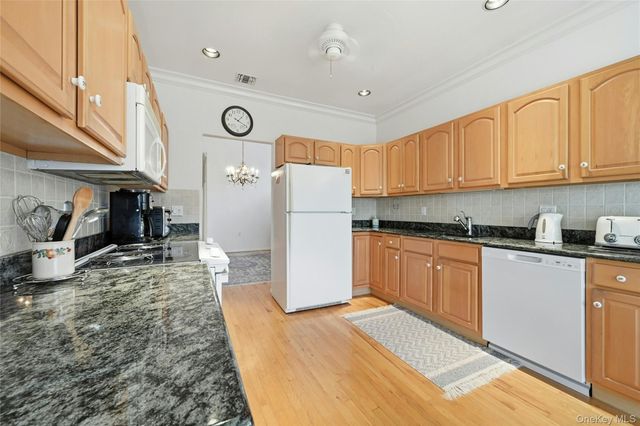 10 Sagaponack Court 10, Ridge, NY 11961