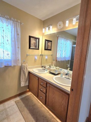 8401 Kingsway LANE, Sturtevant, WI 53177