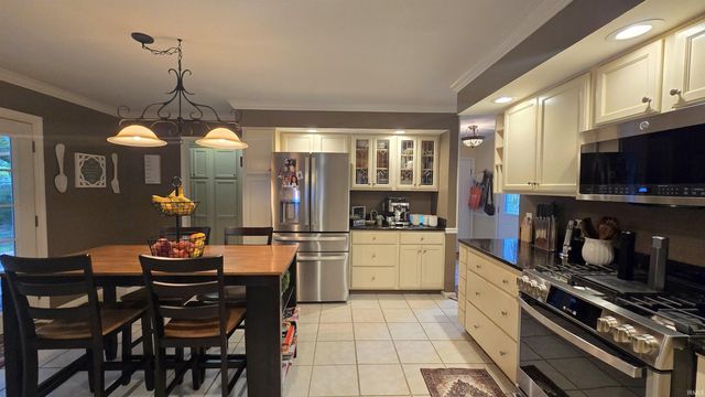6105 E Oak Street, Evansville, IN 47715