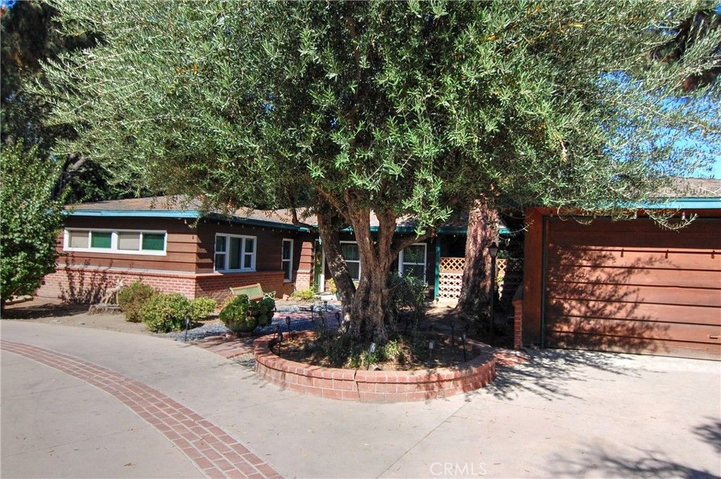Image 3 of property listing at 5314 Woodlake, Los Angeles, CA 91367