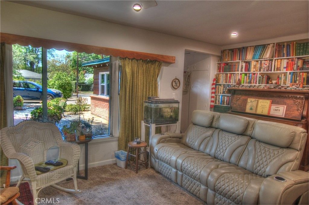 Image 6 of property listing at 5314 Woodlake, Los Angeles, CA 91367