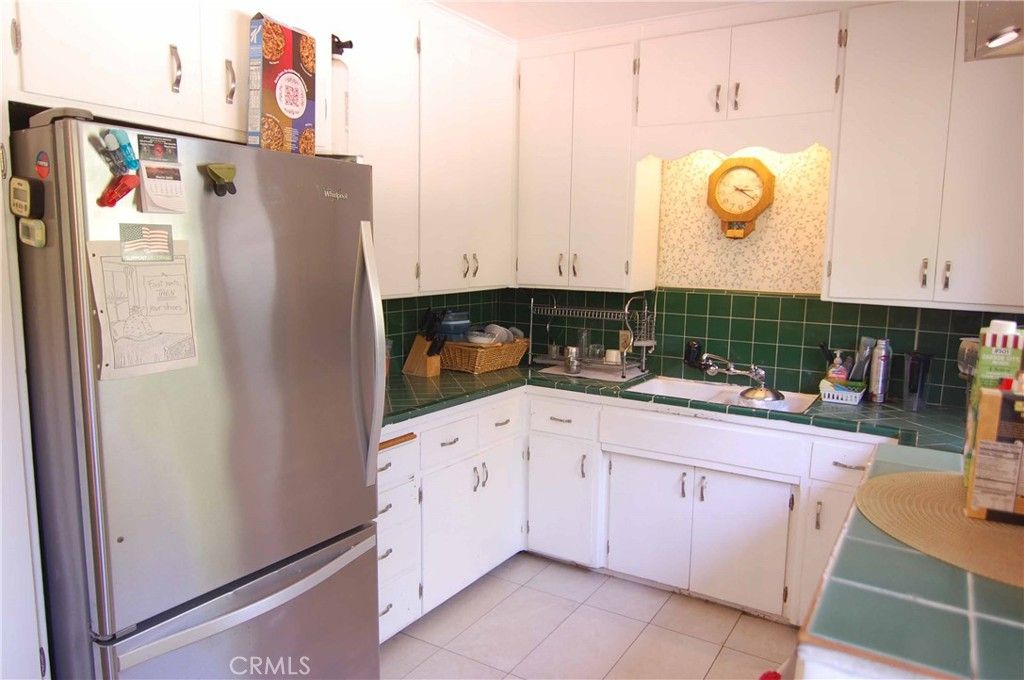 Image 8 of property listing at 5314 Woodlake, Los Angeles, CA 91367