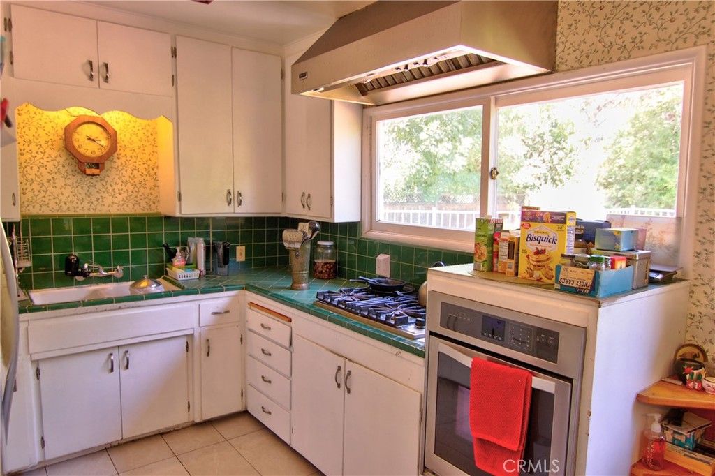 Image 9 of property listing at 5314 Woodlake, Los Angeles, CA 91367