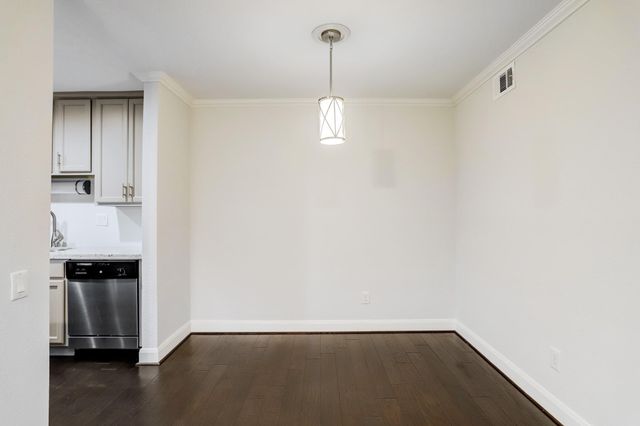 1880 White Oak Drive 131, Houston, TX 77009