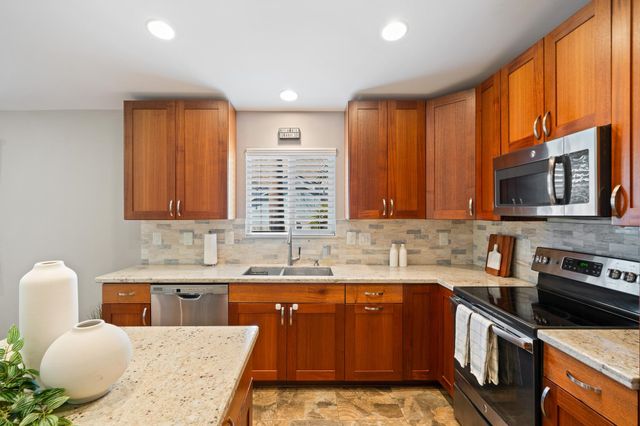 214 Kauhaa St, Kihei, HI 96753