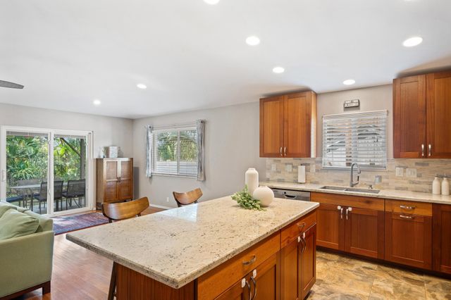 214 Kauhaa St, Kihei, HI 96753