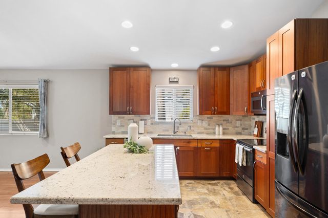 214 Kauhaa St, Kihei, HI 96753