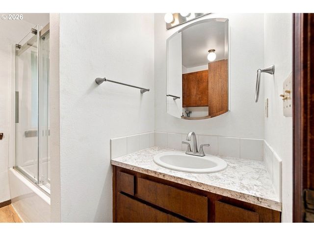 11872 Se MORRISON St, Portland, OR 97216
