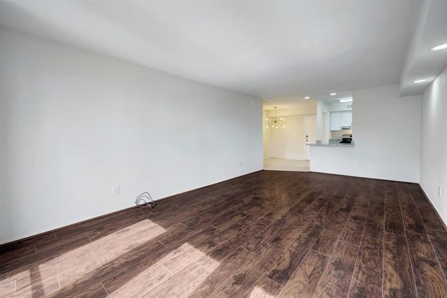 4645 Wild Indigo Street 373, Houston, TX 77027
