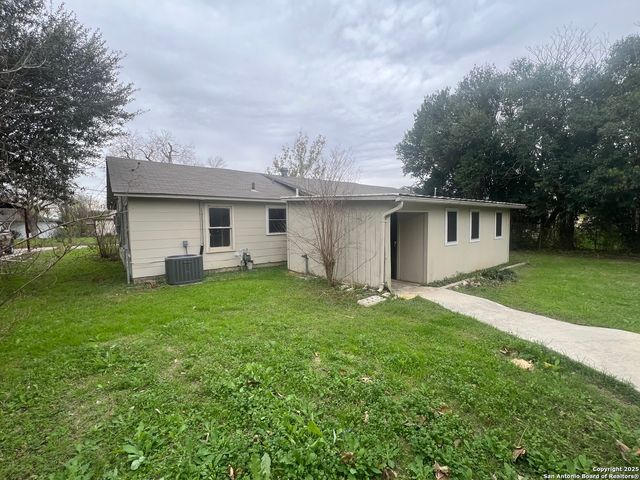 1012 E Walnut, Seguin, TX 78155