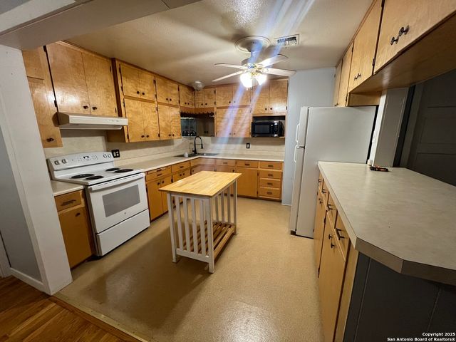 1012 E Walnut, Seguin, TX 78155