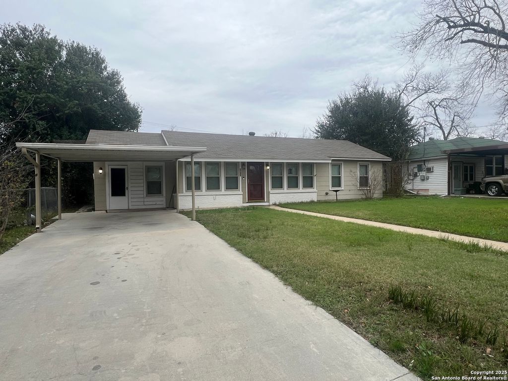 1012 E Walnut, Seguin, TX 78155