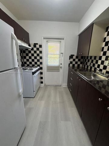 605 77th St, Miami Beach, FL 33141