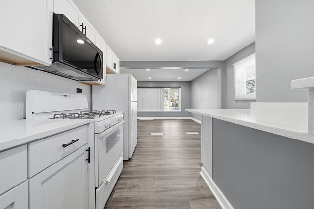 17617 Burnham Avenue, Lansing, IL 60438