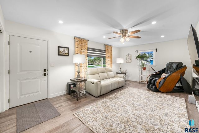 113 S 5th Ave Avenue, Brandon, SD 57005