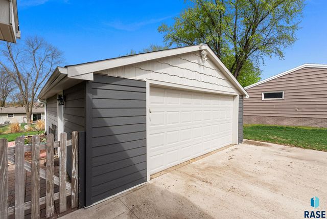 113 S 5th Ave Avenue, Brandon, SD 57005