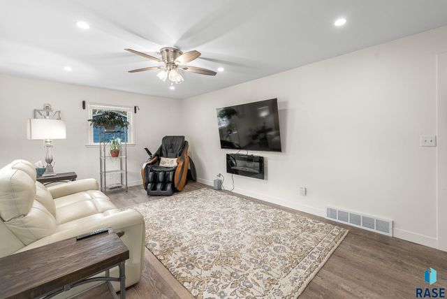113 S 5th Ave Avenue, Brandon, SD 57005