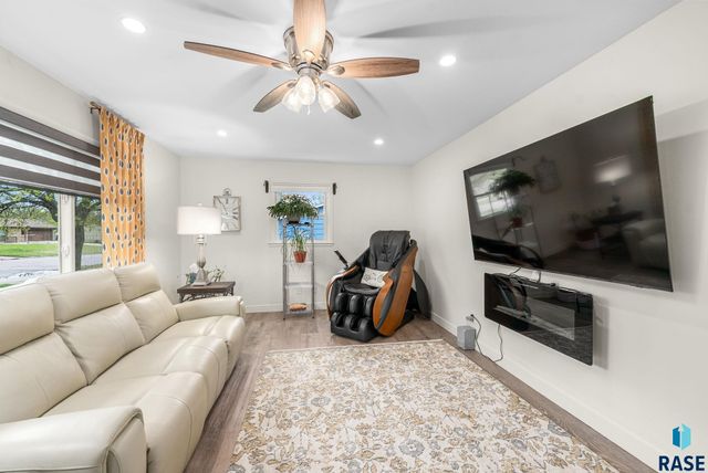 113 S 5th Ave Avenue, Brandon, SD 57005