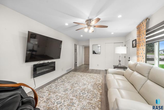 113 S 5th Ave Avenue, Brandon, SD 57005