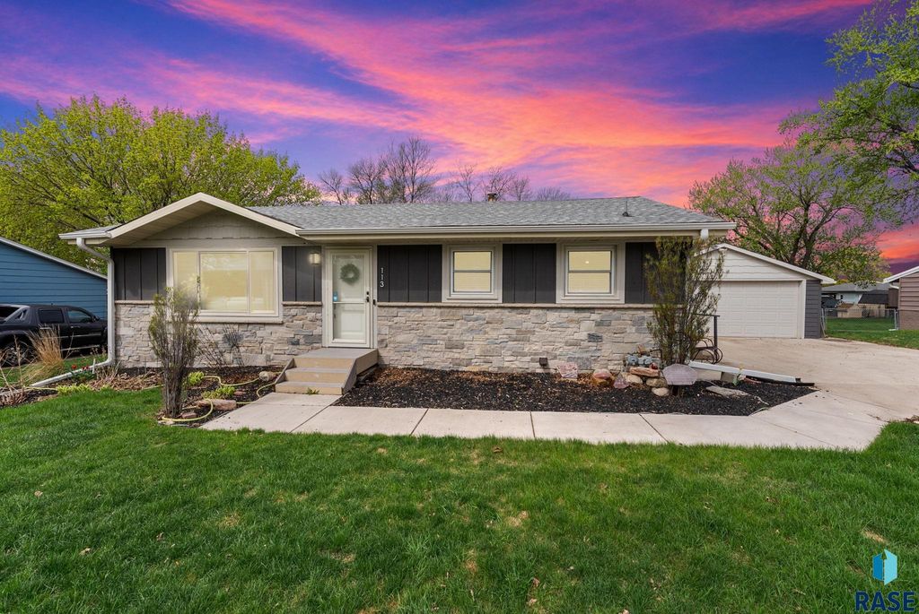113 S 5th Ave Avenue, Brandon, SD 57005