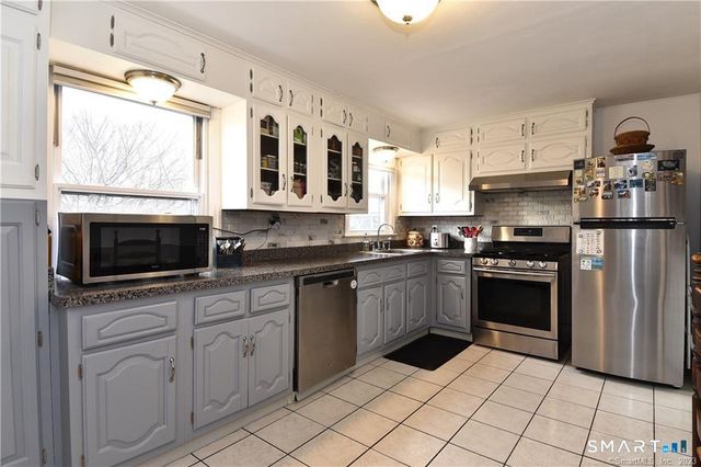 32 Barton Circle, North Haven, CT 06473
