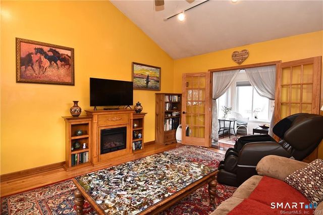 32 Barton Circle, North Haven, CT 06473