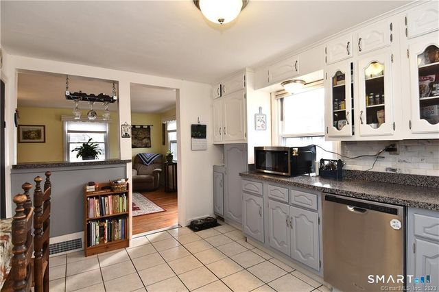 32 Barton Circle, North Haven, CT 06473