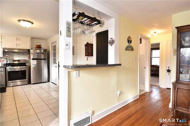 32 Barton Circle, North Haven, CT 06473