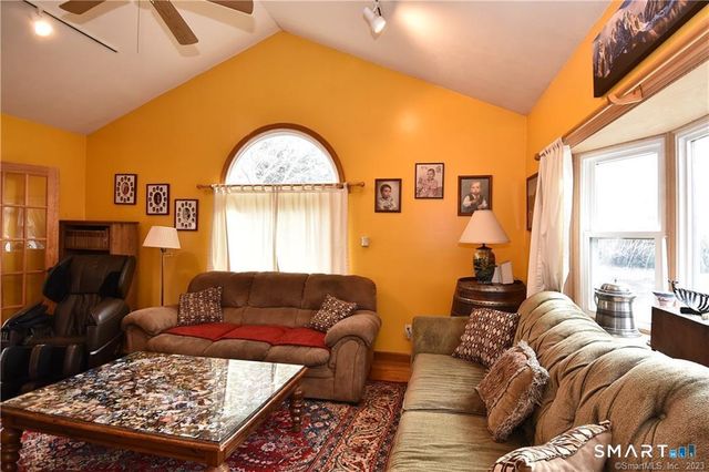 32 Barton Circle, North Haven, CT 06473