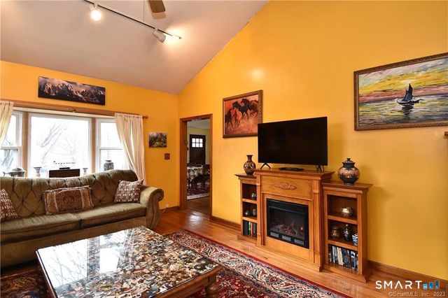 32 Barton Circle, North Haven, CT 06473
