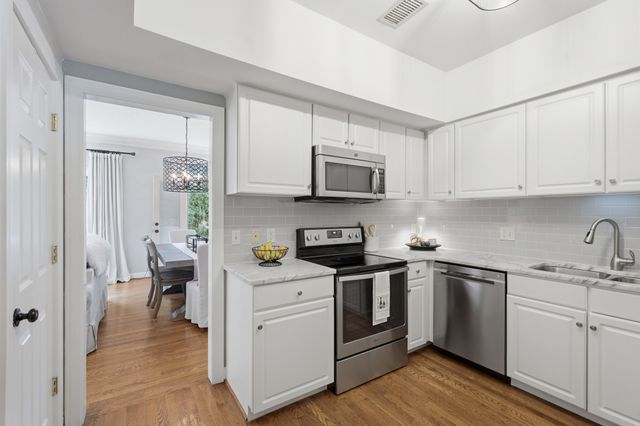 8 Sharonwood Dr, Nashville, TN 37215