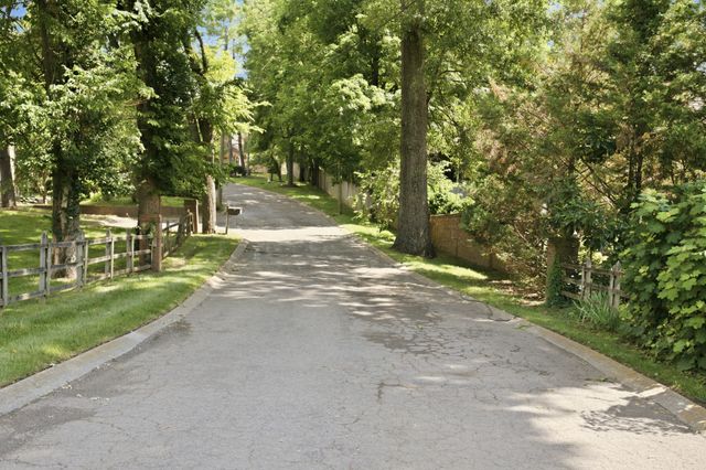 8 Sharonwood Dr, Nashville, TN 37215