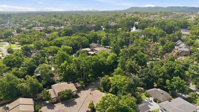 8 Sharonwood Dr, Nashville, TN 37215