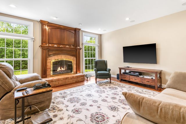 1211 Ashbury Lane, Libertyville, IL 60048