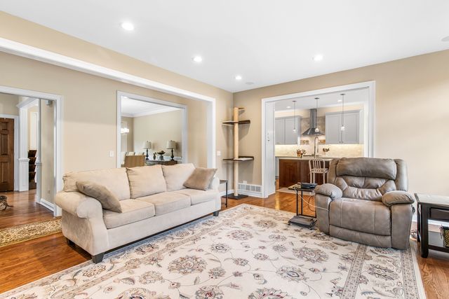 1211 Ashbury Lane, Libertyville, IL 60048