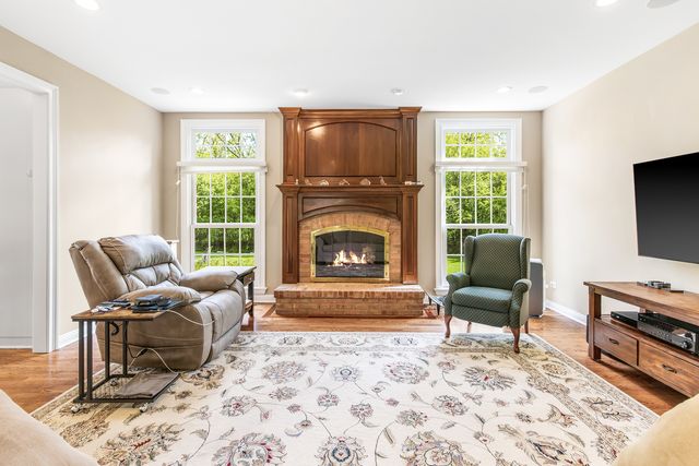 1211 Ashbury Lane, Libertyville, IL 60048