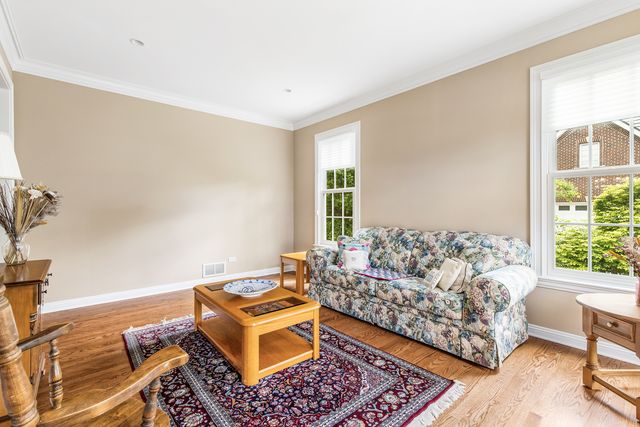 1211 Ashbury Lane, Libertyville, IL 60048