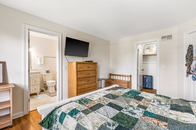 1211 Ashbury Lane, Libertyville, IL 60048