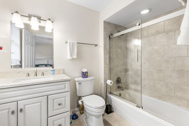 1211 Ashbury Lane, Libertyville, IL 60048